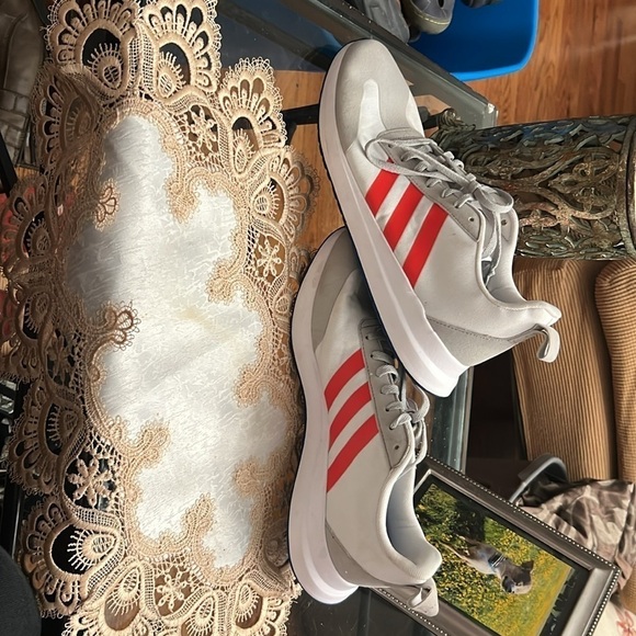 Adidas run 60 red and gray men’s size 9 shoe non-worn has a few spots - Picture 4 of 9
